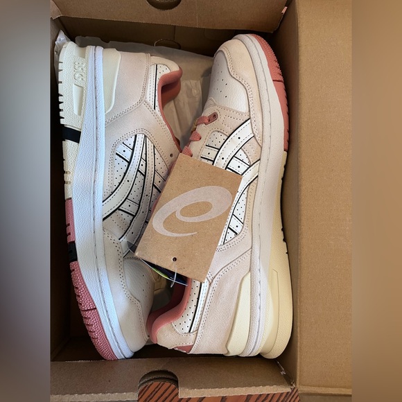 ASICS - Picture 4 of 8